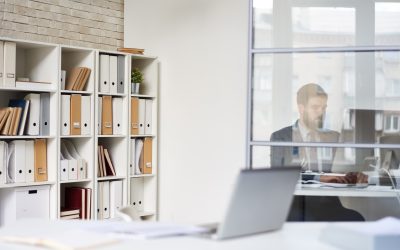 Absence injustifiée : définition, sanctions, procédure et prévention (guide 2025)